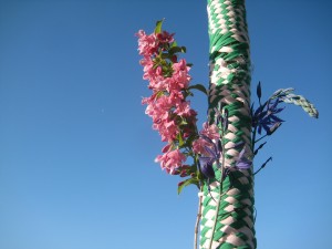 The resulting woven pattern on the pole!